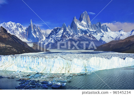 佩里托莫雷諾冰川和菲茨羅伊山的合成照片 96545234