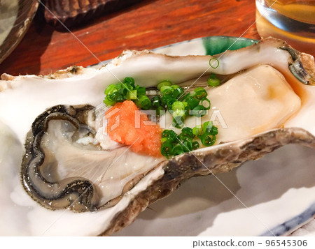 Raw oysters  96545306