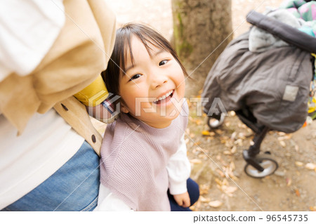 在公園裡玩的女孩 96545735