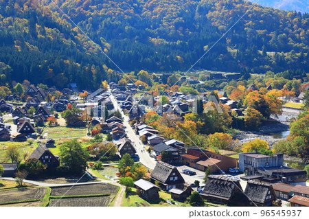 秋天的白川鄉 從城山天守閣眺望合掌村的全景 96545937