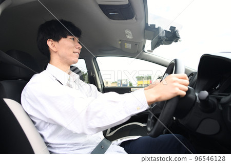 年輕的亞洲男人微笑著開車 96546128