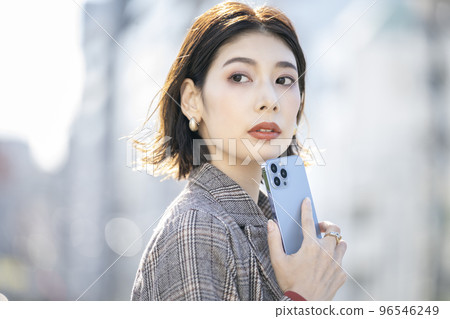 有智能手機的一個少婦 96546249