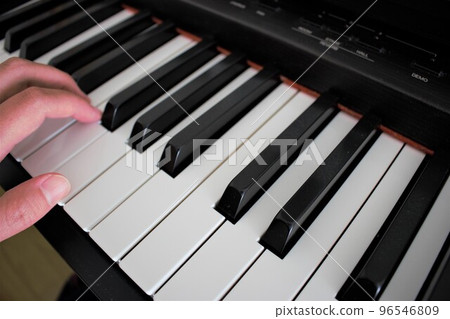 Piano keyboard instrument Female finger playing the piano Female finger 96546809