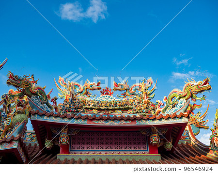 台灣廟宇屋頂的彩色雕像 台灣廟宇屋頂的彩色雕像 96546924