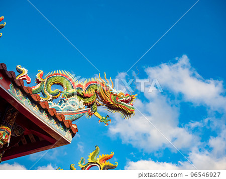 台灣廟宇屋頂的彩色雕像 台灣廟宇屋頂的彩色雕像 96546927