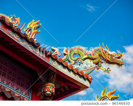 Colorful statues on the roof of a temple in Taiwan 96546930