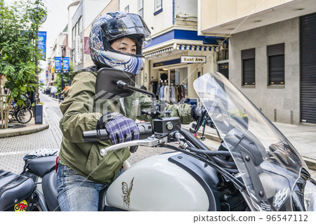 騎著美國大摩托車在橫濱元町商店街購物的女騎手 96547112