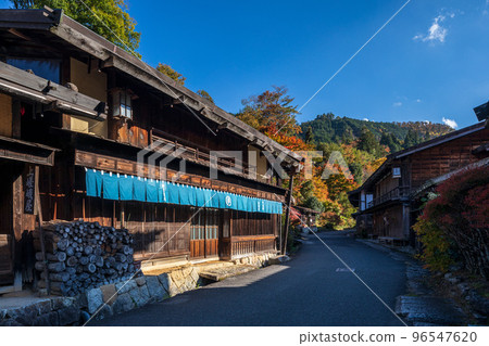 秋天的中山道妻籠宿（長野縣南木曾町） 96547620