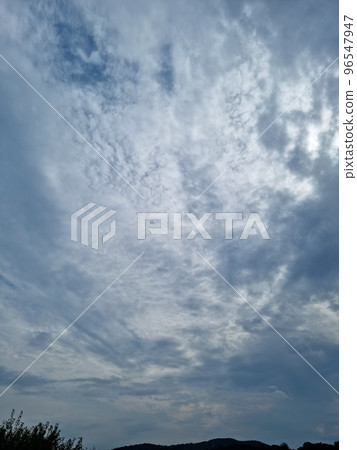 A cloudy sky 96547947