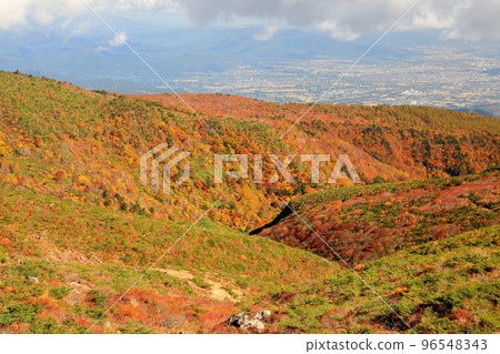 福島縣二本松市從安多良山登山道到鐵山的秋葉景色 96548343
