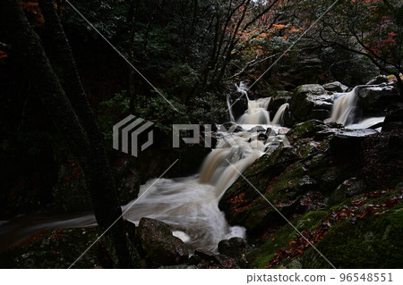 Autumn leaves of Nin waterfall 96548551