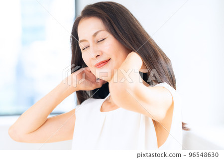 Female beauty beauty middle senior hair care skin care 96548630