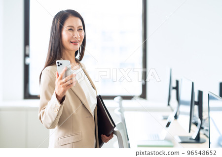 商業商人辦公室女性中層經理 96548652