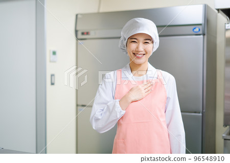 Young female cook (relief) 96548910