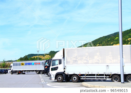 長筱Shitaragahara停車場的風景擠滿了許多卡車 長筱Shitaragahara停車場的風景擠滿了許多卡車 96549015