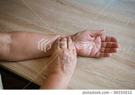 mature woman measures the pulse itself mature woman measures the pulse itself 96550818