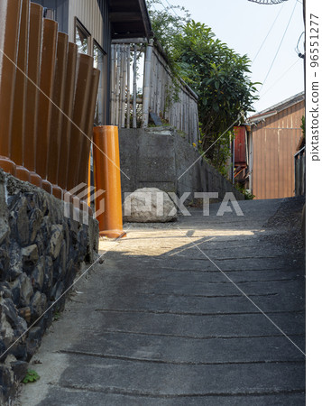 有斜坡的小鎮風景 96551277