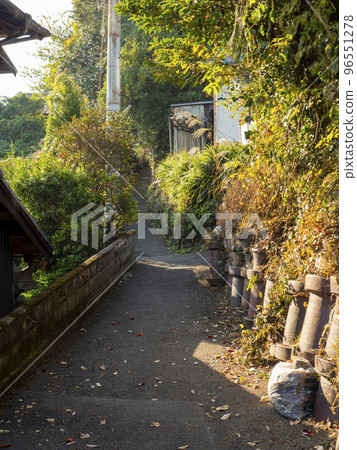 有斜坡的小鎮風景 96551278