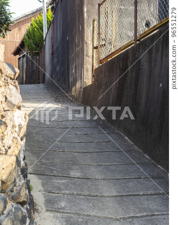 有斜坡的小鎮風景 96551279