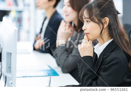 Business woman working in the office 96551881