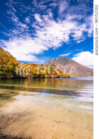 "Tochigi Prefecture" Autumn sunlight, autumn leaves of Mt. Mancho and Haccho dejima "From Lake Chuzenji" "Tochigi Prefecture" Autumn sunlight, autumn leaves of Mt. Mancho and Haccho dejima "From Lake Chuzenji" 96552502