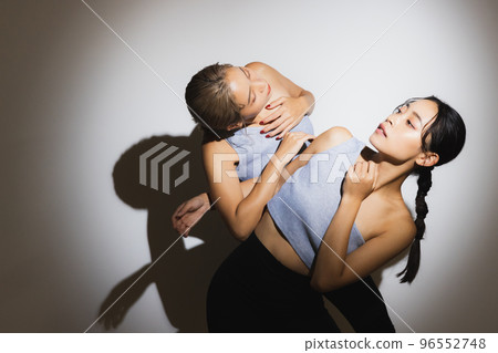 dancer twin sisters 96552748