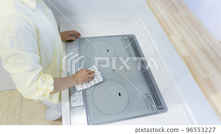 清潔 IH 廚房的女人 96553227