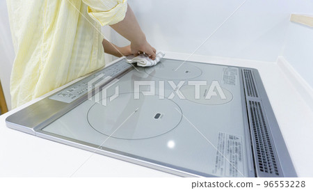 清潔 IH 廚房的女人 96553228