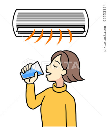 一位年輕女子喝著一杯水和一台空調(暖氣) 一位年輕女子喝著一杯水和一台空調(暖氣) 96553534