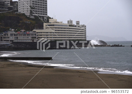 下雨天的海灘 下雨天的海灘 96553572
