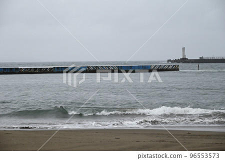 下雨天的海灘 下雨天的海灘 96553573