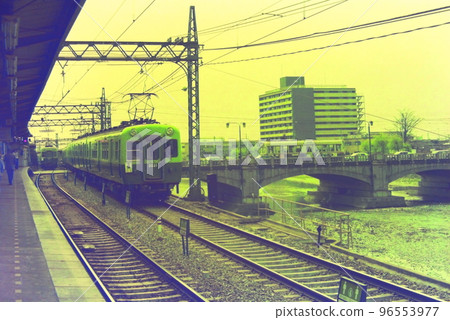 京都、鴨川、有軌電車和京阪電車，1976 年 96553977