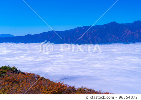 [Sea of clouds material] Sea of clouds in Inadani seen from Mt. Jinbagata in autumn [Nagano] 96554072