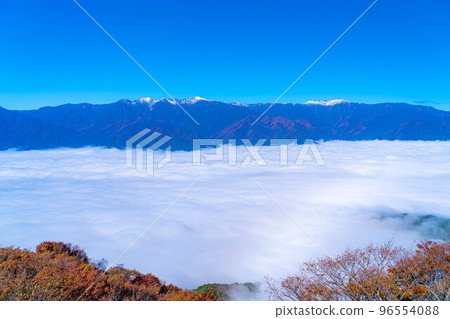 [雲海素材]秋天從神風形山看到稻穀的雲海[長野縣] 96554088