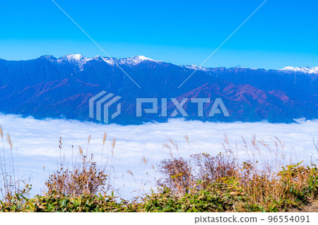 [Sea of clouds material] Sea of clouds in Inadani seen from Mt. Jinbagata in autumn [Nagano] 96554091