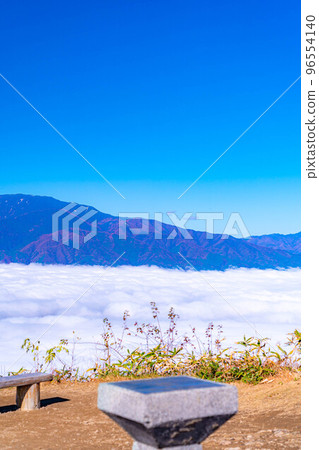 [Sea of clouds material] Sea of clouds in Inadani seen from Mt. Jinbagata in autumn [Nagano] 96554140