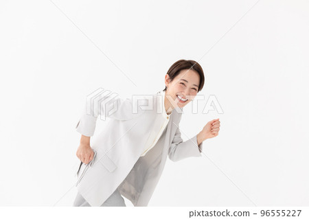 正在運行的女人白色背景 正在運行的女人白色背景 96555227