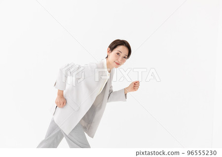 正在運行的女人白色背景 正在運行的女人白色背景 96555230