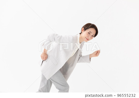 正在運行的女人白色背景 正在運行的女人白色背景 96555232