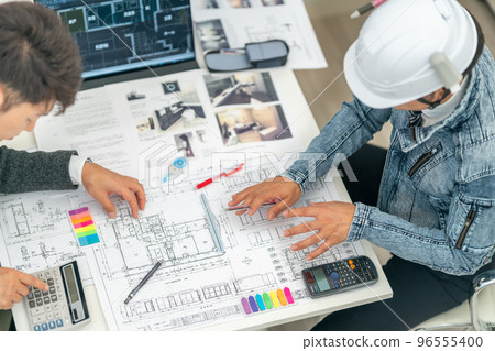 On-site agent who proposes design changes to reduce costs, construction supervisor, first-class architect, meeting, construction site, cost increase On-site agent who proposes design changes to reduce costs, construction supervisor, first-class architect, meeting, construction site, cost increase 96555400