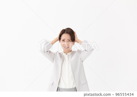 女人抱著她的頭白色背景 96555434