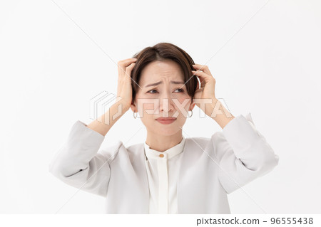 Woman holding her head white background 96555438