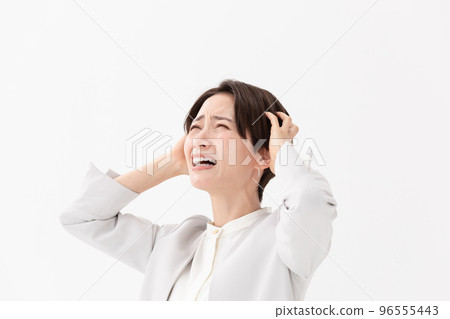 女人抱著她的頭白色背景 女人抱著她的頭白色背景 96555443