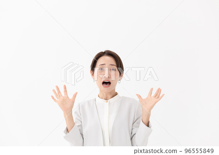 驚訝的女人白色背景 96555849