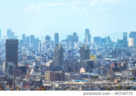 從陡峭的斜坡看大阪市的建築物 從陡峭的斜坡看大阪市的建築物 96556735