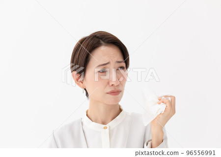 女人用紙巾擦拭白色背景 96556991