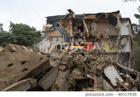 process of demolition 96557636