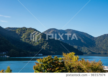 日光、清晨的中禪寺湖、從湖邊望去的半月山 日光、清晨的中禪寺湖、從湖邊望去的半月山 96557974