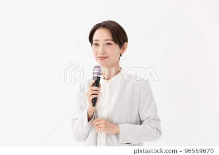 拿著話筒的婦女白色背景 拿著話筒的婦女白色背景 96559670