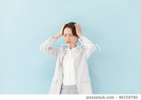 抱著她的頭 Blue 的女商人 96559780